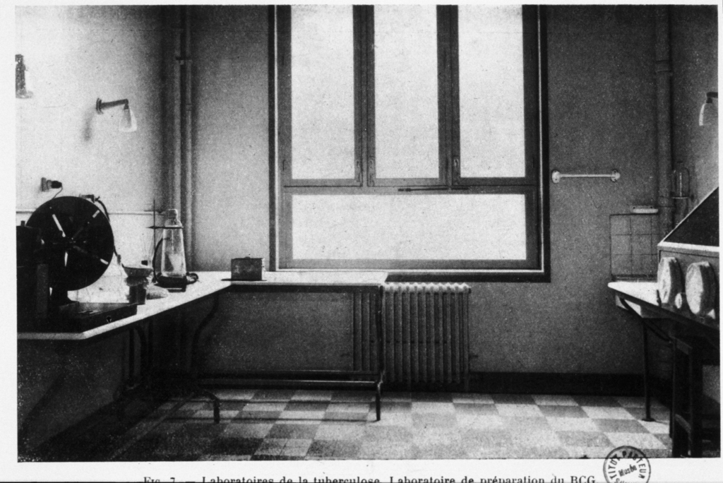 Salle de préparation du vaccin - BCG - tuberculose - Institut Pasteur - Paris Salle de préparation du vaccin - BCG - tuberculose - Institut Pasteur - Paris