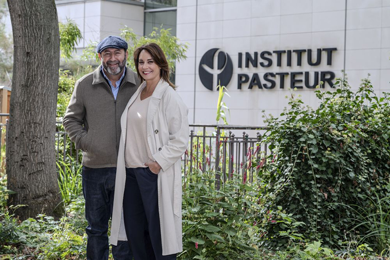 Kad Merad et Julia Vignali, parrain et marraine de l’institut Pasteur Kad Merad et Julia Vignali dans le campus de l'Institut Pasteur