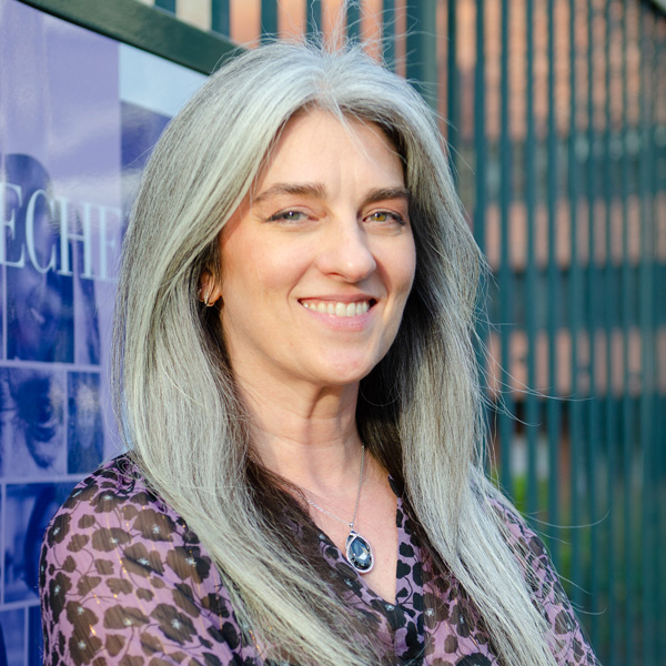 © Institut Pasteur, Valérie ZEITOUN Molly Ingersoll-portrait photo devant l'Institut Pasteur de Paris