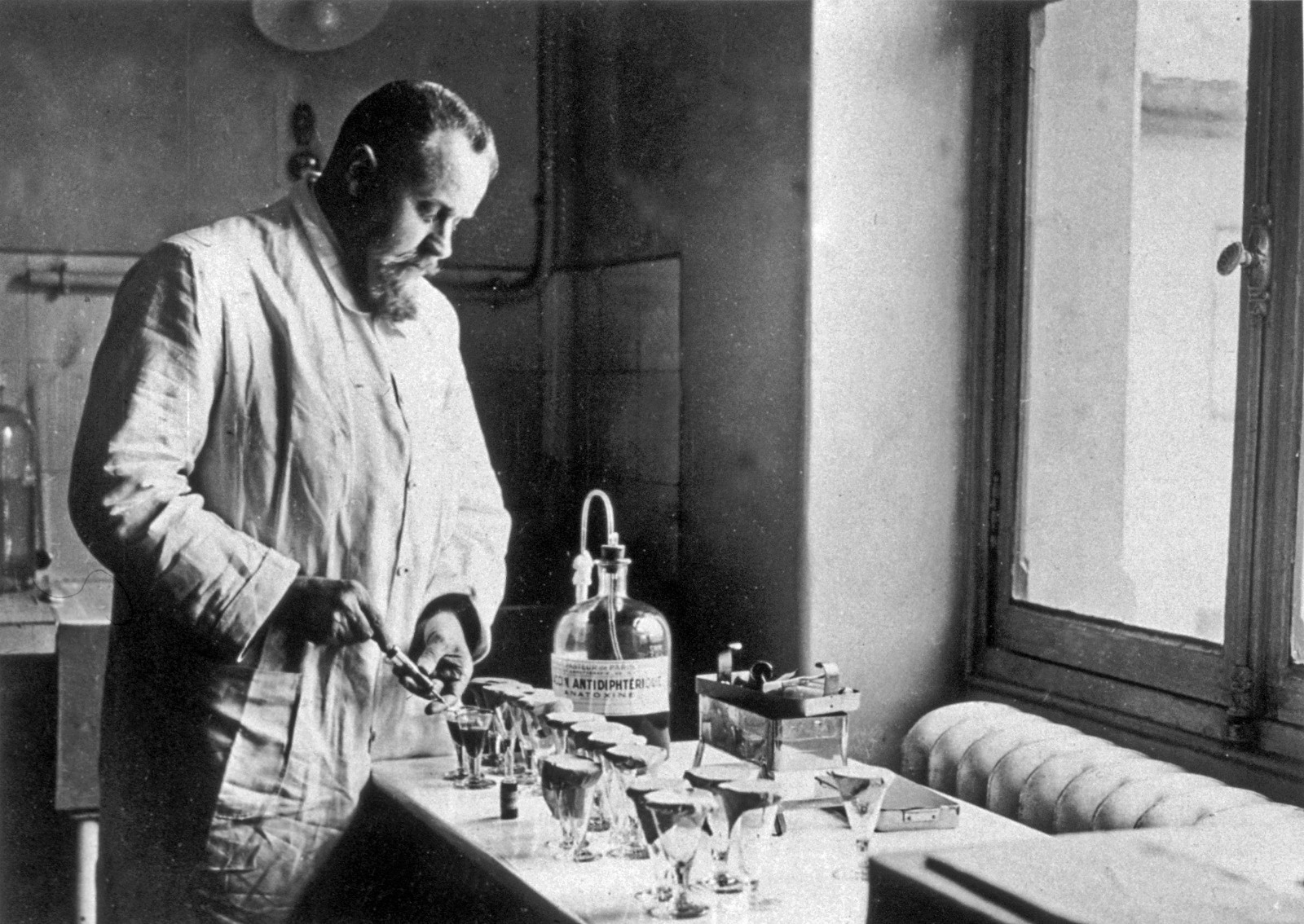 Gaston Ramon (1886-1963) dans son laboratoire de l'Institut Pasteur à Marnes-la-Coquette, travaillant sur la diphtérie vers 1935-1940.