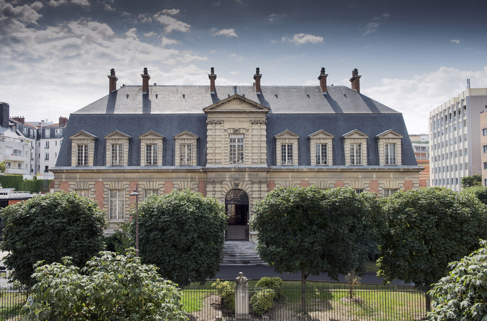 Vue du bâtiment historique de l'Institut Pasteur qui abrite le musée Pasteur.