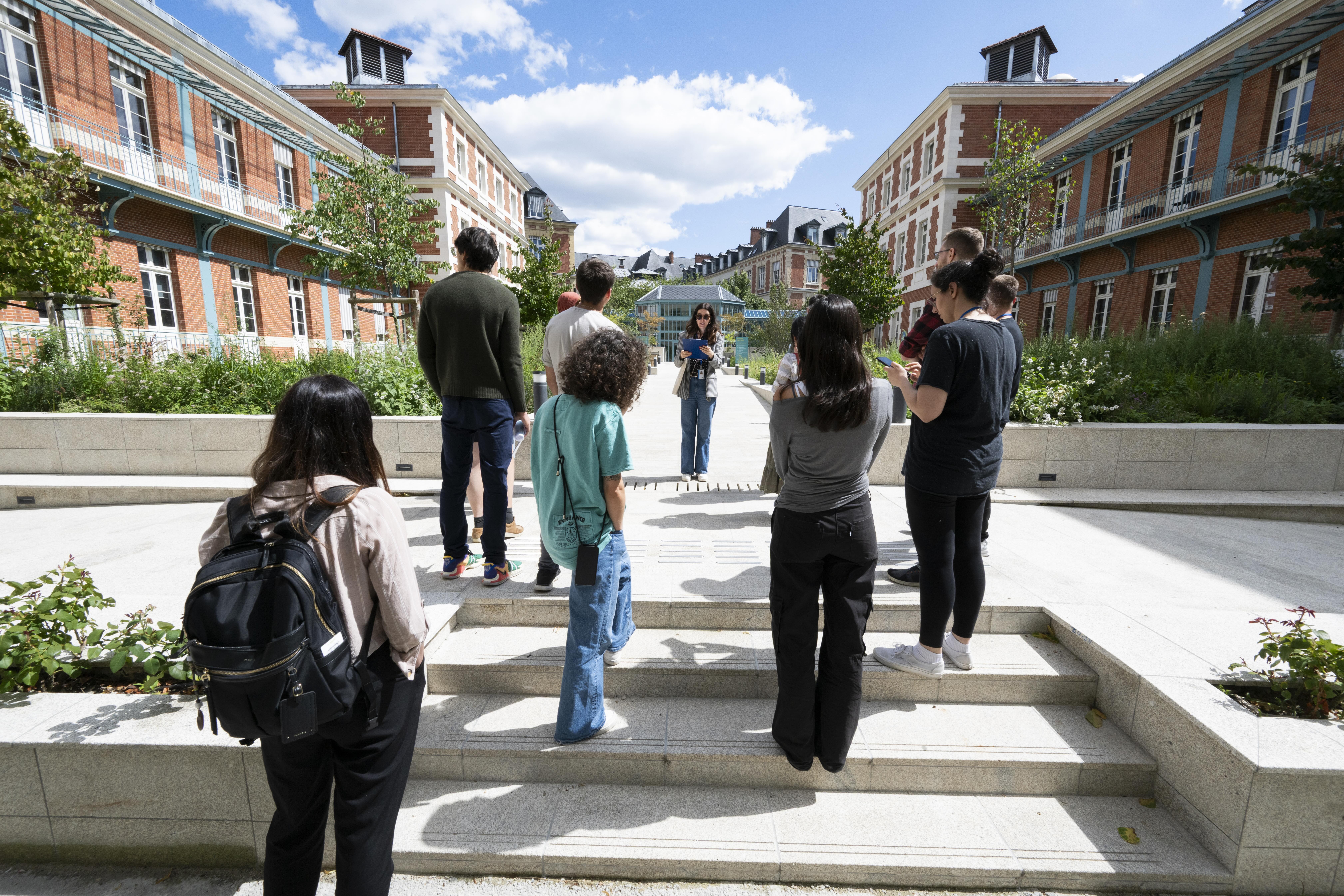 Visite du campus en petit groupe pendant le Welcome Day 