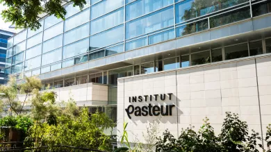 Façade du Centre d'Information Scientifique (CIS) avec le logo (2025) de l'Institut Pasteur.
