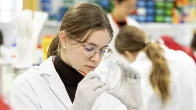 apprenante en salle de travaux pratiques - Centre d'enseignement Institut Pasteur