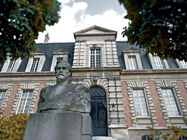 Buste de Louis Pasteur et bâtiment historique de l'Institut Pasteur - Institut Pasteur