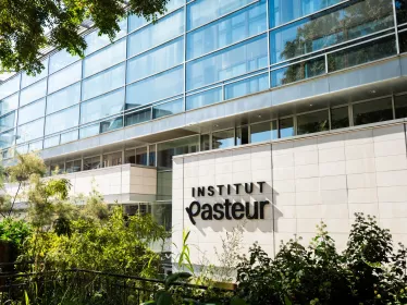 Façade du Centre d'Information Scientifique (CIS) avec le logo (2025) de l'Institut Pasteur.