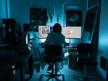 Reportage dans la Plate-forme technologique BioImagerie Photonique à l'Institut Pasteur.