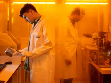 Reportage dans la Plate-forme Technologique Biomatériaux et Microfluidique.