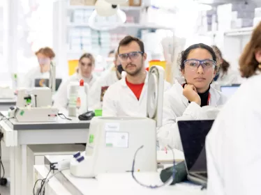 Cours Pasteur - élèves en travaux pratiques