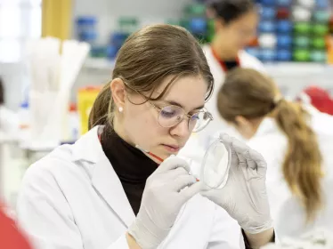 apprenante en salle de travaux pratiques - Centre d'enseignement Institut Pasteur