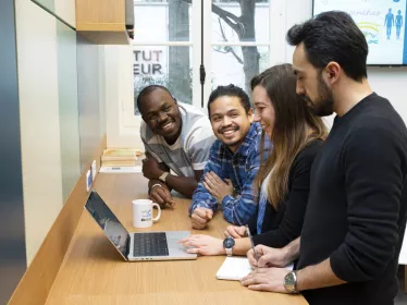 Etudiants sur un ordinateur suivant un MOOC Pasteur