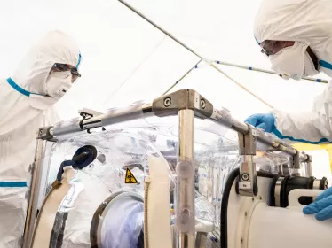 Membres de la Cellule d’intervention biologique d’urgence (CIBU) en exercice à l’Institut Pasteur, dans les conditions de manipulations de sécurité de niveau 3.