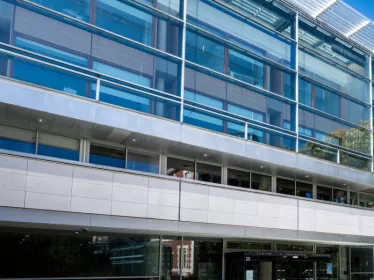 Façade du Centre d'Information Scientifique (CIS) avec le logo (2025) de l'Institut Pasteur