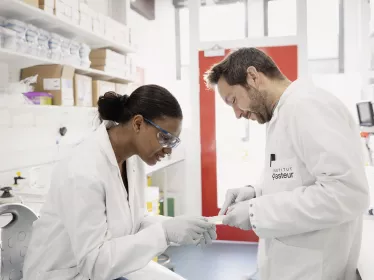 Reportage dans l'unité à 5 ans Signalisation antivirale.