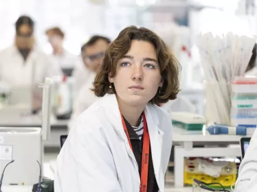 jeune apprenante en salle de travaux pratiques 