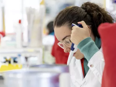 Cours Pasteur en salle de travaux pratiques