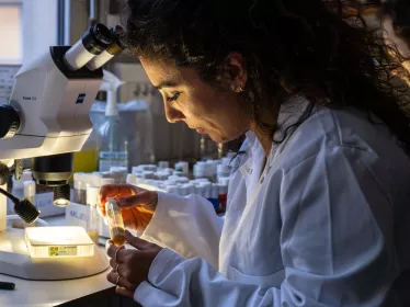 Chercheuse dans un laboratoire