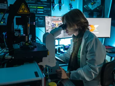 Chercheuse dans un laboratoire