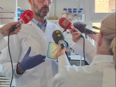 Benoit Chassaing répondant à des journalistes