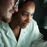 collaborateurs en laboratoire 