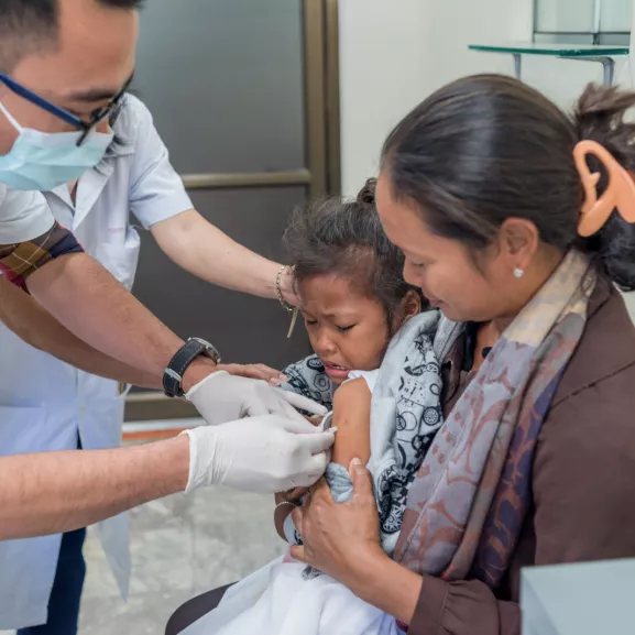 Vaccination au centre antirabique de l'Institut Pasteur du Cambodge.