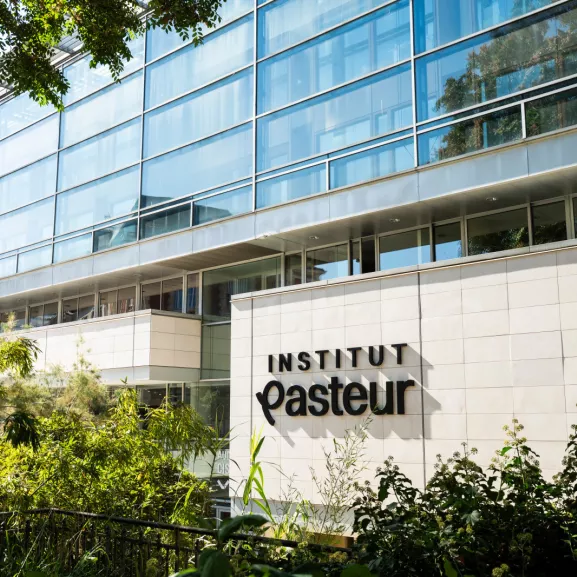 Façade du Centre d'Information Scientifique (CIS) avec le logo (2025) de l'Institut Pasteur.