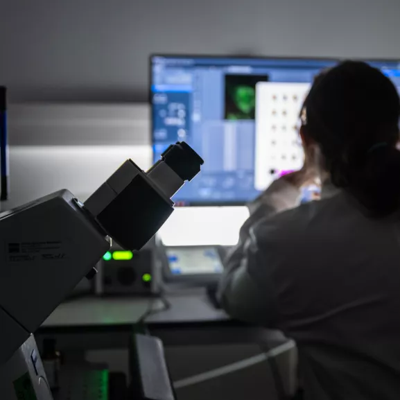 Reportage dans la Plate-forme technologique BioImagerie Photonique à l'Institut Pasteur.