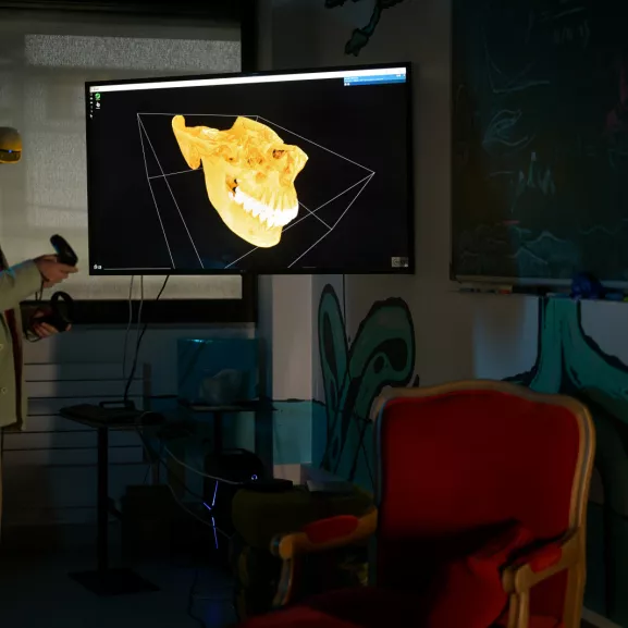 Une chercheuse doctorante de l'unité Décision et processus Bayesiens visualise en réalité virtuelle le crâne d'une personne ayant subi un accident de moto. Cette manipulation est rendu possible grâce au logiciel Diva, développé dans ce laboratoire et qui a donné lieu à la start-up Avatar Medical. Ce logiciel permet de visualiser et annoter des données médicales en 3D, ce qui peut être utile aux chirurgiens afin de planifier une opération médicale.