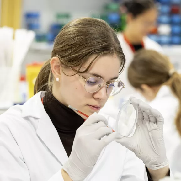 apprenante en salle de travaux pratiques - Centre d'enseignement Institut Pasteur
