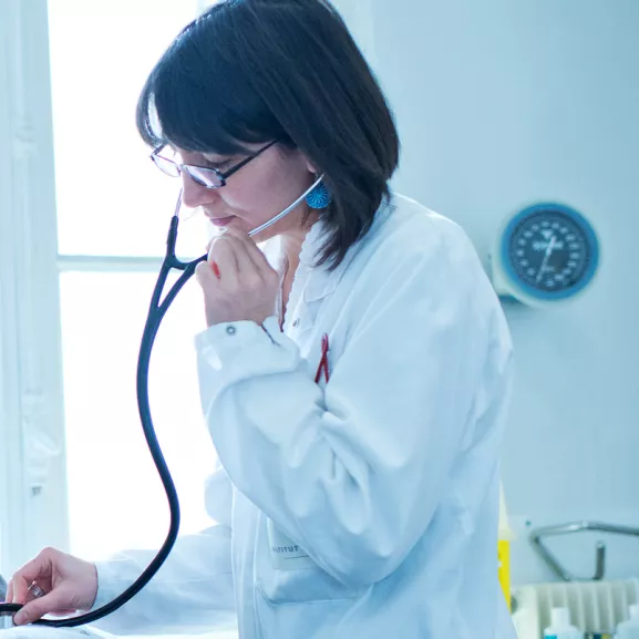 Médecin en consultation - Programme MD-PhD de l'Institut Pasteur
