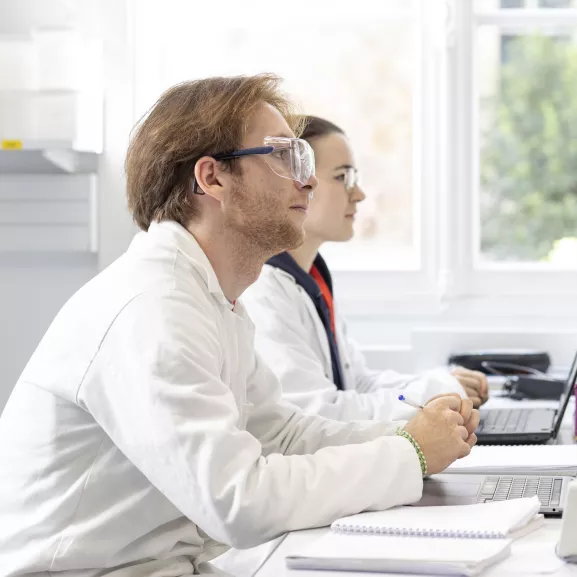 apprenants en salle de travaux pratiques