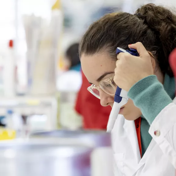Cours Pasteur en salle de travaux pratiques