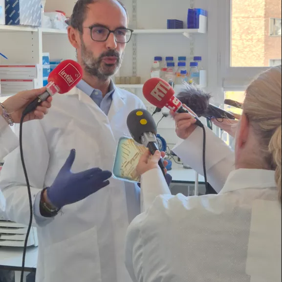 Benoit Chassaing répondant à des journalistes