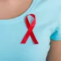 Femme portant un ruban rouge, symbole de la lutte contre le sida © Andrey Popov/ AdobeStock