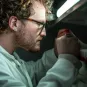 Reportage dans l'unité Arbovirus et Insectes Vecteurs (AIV). Phase aquatique de l’élevage de moustiques : observation des larves.