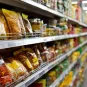 Rayon alimentaire de supermarché avec des produits emballés