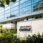 Façade du Centre d'Information Scientifique (CIS) avec le logo (2025) de l'Institut Pasteur.