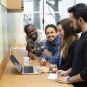 Etudiants sur un ordinateur suivant un MOOC Pasteur