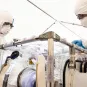 Membres de la Cellule d’intervention biologique d’urgence (CIBU) en exercice à l’Institut Pasteur, dans les conditions de manipulations de sécurité de niveau 3.