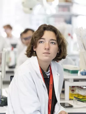 jeune apprenante en salle de travaux pratiques 