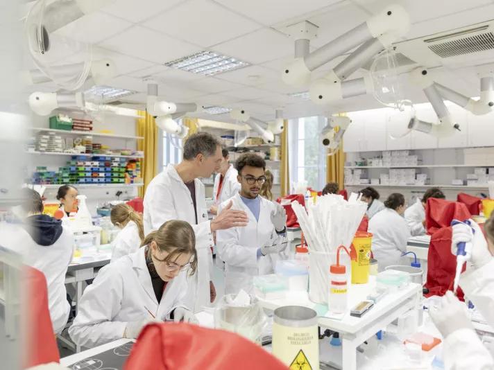 Apprenants et intervenant en salle de TP