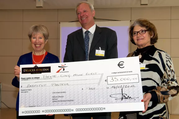 Remise de chèque Fondation Le Roch Les Mousquetaires le 14 février 2012. Mme Alice Dautry, M. Patrice Grohin, Mme Michèle Matigny