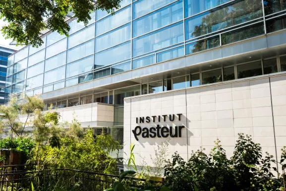 Façade du Centre d'Information Scientifique (CIS) avec le logo (2025) de l'Institut Pasteur.