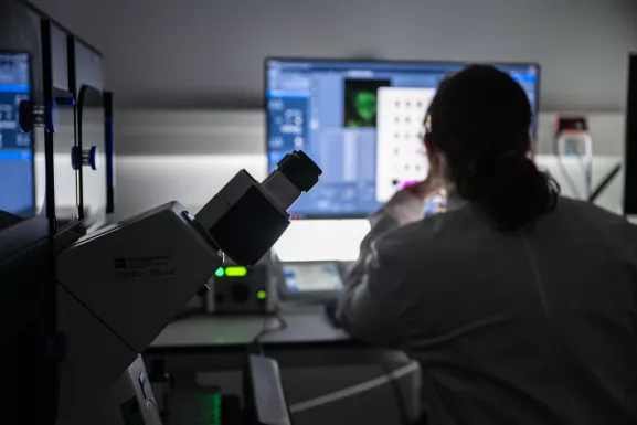 Reportage dans la Plate-forme technologique BioImagerie Photonique à l'Institut Pasteur.