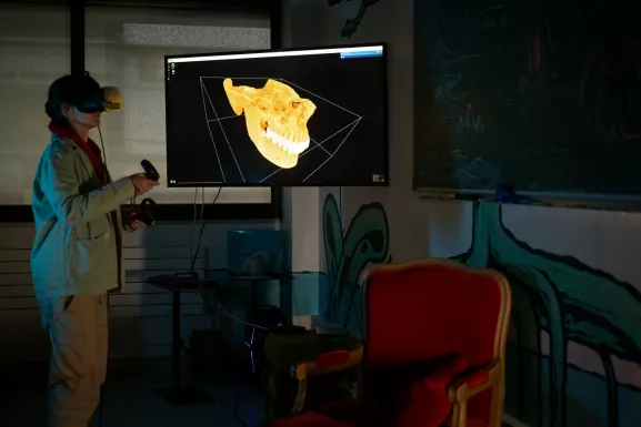 Une chercheuse doctorante de l'unité Décision et processus Bayesiens visualise en réalité virtuelle le crâne d'une personne ayant subi un accident de moto. Cette manipulation est rendu possible grâce au logiciel Diva, développé dans ce laboratoire et qui a donné lieu à la start-up Avatar Medical. Ce logiciel permet de visualiser et annoter des données médicales en 3D, ce qui peut être utile aux chirurgiens afin de planifier une opération médicale.