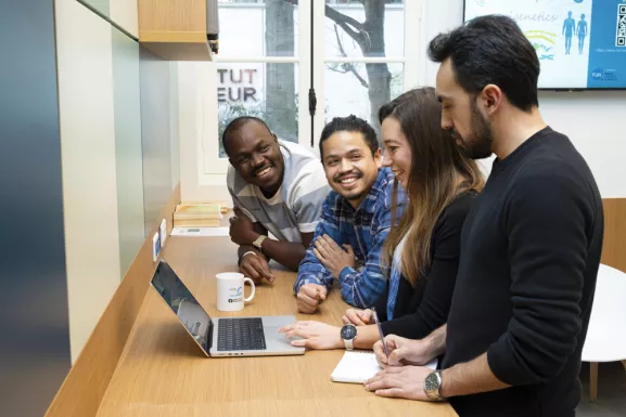 Etudiants sur un ordinateur suivant un MOOC Pasteur