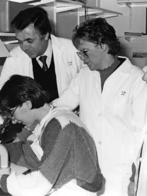 A l'Institut Pasteur, Jean-Claude Chermann, Françoise Barré-Sinoussi (au centre) avec d'autres membres du laboratoire en 1987.