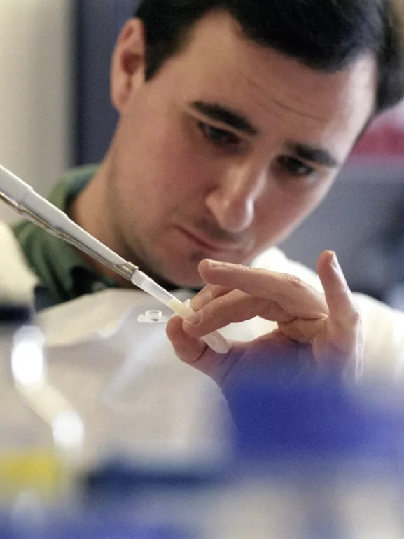 Photo titrée "Les doigts du savoir" "L'Institut Pasteur dispose de plusieurs plates-formes technologiques: leur fonction est de proposer aux laboratoires de recherche des technologies de pointe en évolution permanente."