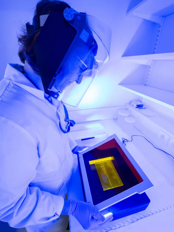 Reportage dans l'unité de Déficits Sensoriels Progressifs, Pathophysiologie et Thérapie. Institut de l'Audition. Visualisation de fragments d’ADN sous lumière ultraviolette (UV). Génotypage d'une lignée de souris pour identifier les individus porteurs des mutations d'intérêt. Ce travail repose sur des modèles souris présentant des modifications génétiques ciblées, permettant de sélectionner les souris dont les mutations affectent des gènes clés de l'oreille interne. Ces mutations reproduisent des conditions