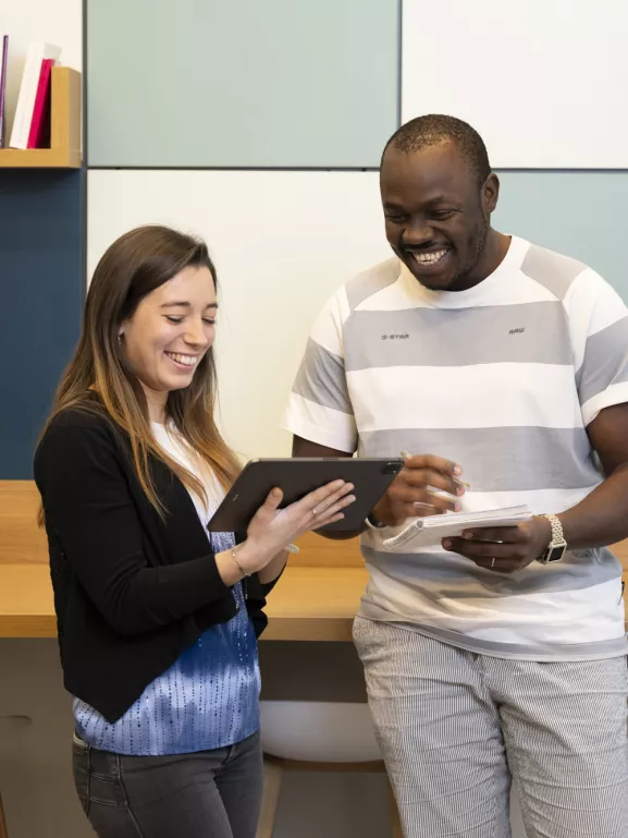 Etudiants avec un MOOCs sur tablette